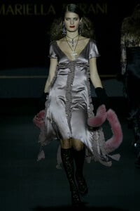 MariellaBurani2005FW50.thumb.jpg.69f5b6590b50e3a82ca21a496e7077d4.jpg