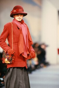 Mary_Matthews_Chanel_FW1989_03.jpg