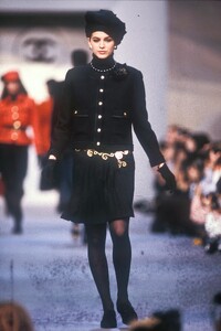 Mary_Matthews_Chanel_FW1989_04.jpg