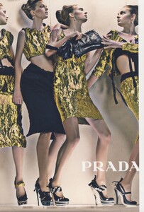 Meisel_Prada_Spring_Summer_2009_04.thumb.jpg.0917307800c37aa91df5b7bf5b0e9033.jpg