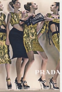 Meisel_Prada_Spring_Summer_2009_04.thumb.jpg.abfd8bfd7c03b77efb13dac83ece6bec.jpg
