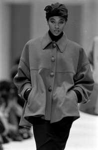 Naomi_Fendi_FW1988_03.jpg