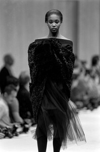 Naomi_Fendi_FW1988_06.jpg