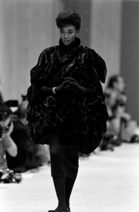 Naomi_Fendi_FW1988_08.jpg