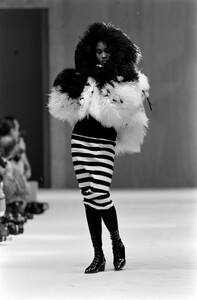 Naomi_Fendi_FW1988_10.jpg