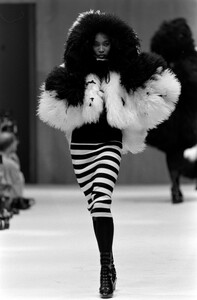 Naomi_Fendi_FW1988_11.jpg