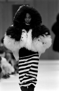 Naomi_Fendi_FW1988_12.jpg