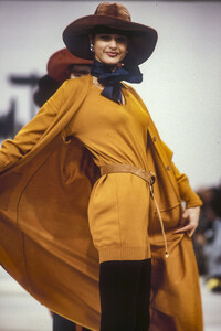 Nika_Balfour_Angelo_Tarlazzi_FW1989_03.jpg