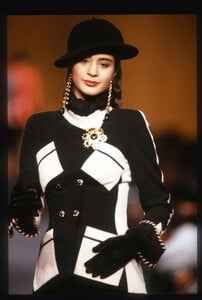 Nika_Balfour_Chanel_HC_FW1989_02.jpg