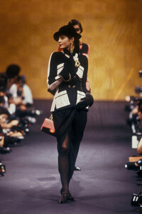 Nika_Balfour_Chanel_HC_FW1989_03.jpg