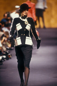 Nika_Balfour_Chanel_HC_FW1989_04.jpg