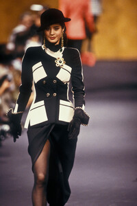 Nika_Balfour_Chanel_HC_FW1989_05.jpg