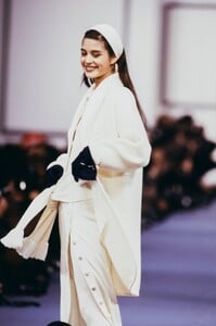 Nika_Balfour_Karl_Lagerfeld_FW1989_05.jpg