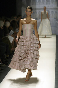 OscardelaRenta2003SS16.thumb.jpg.b66e158d4a1e0bbbade29553e415b30d.jpg