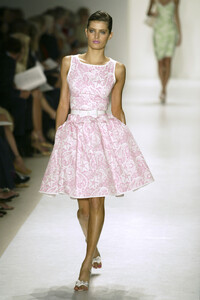 OscardelaRenta2004SS18.thumb.jpg.c2a98bfda8ffaffd194d191d93782da2.jpg