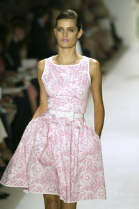 OscardelaRenta2004SS19.thumb.jpg.f8c508c9cc71a4162e8c98692b051758.jpg