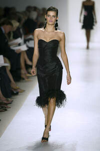 OscardelaRenta2004SS20.thumb.jpg.74f1384a61b70847ffda1663a12df06a.jpg