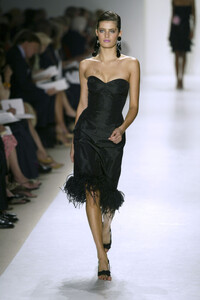 OscardelaRenta2004SS21.thumb.jpg.257c3d53ccc06f47bf9a2f0772415048.jpg