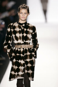 OscardelaRenta2005FW38.thumb.jpg.d6fafd040cb3e30b5b0e8b18cc92e490.jpg