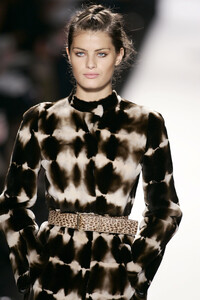 OscardelaRenta2005FW39.thumb.jpg.90cd6ccb32b57be253326a166082926b.jpg