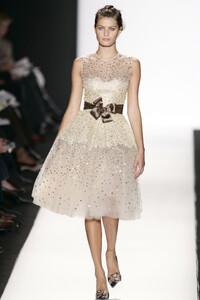 OscardelaRenta2005FW40.thumb.jpg.04a07b22227ca9a65062889a8e398f8b.jpg