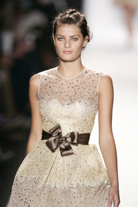 OscardelaRenta2005FW41.thumb.jpg.917480259f975202b639cf5444aabdc7.jpg