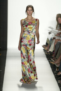 OscardelaRenta2005SS22.thumb.jpg.9a79ef4b9ede98b60c7741ea4f348497.jpg