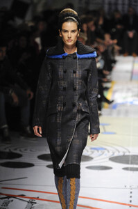 Prada2010WomenFW27.thumb.jpg.280260374fa6dc6e8ccfb6a77ca5b0cc.jpg