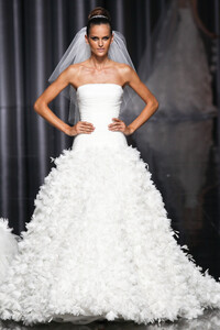 Pronovias-ss-2012-10.thumb.jpg.01107344ff078b163370928c505f80a1.jpg