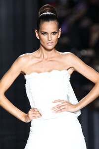 Pronovias-ss-2012-3.thumb.jpg.5c7f47f92de836efcb8455052652c0ac.jpg