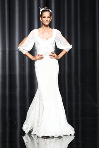 Pronovias-ss-2012-7.thumb.jpg.a19cbdacf25ef160c0dd4e3009f33b21.jpg