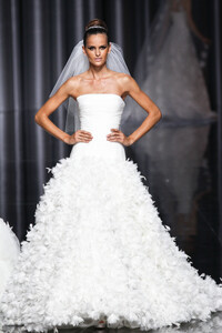 Pronovias-ss-2012-9.thumb.jpg.24377c128d9356cd58f391528f3c1199.jpg