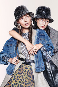 Reno-Mezger-Photographer-for-Deichmann-2019-featuring-Erika-Labanauskaite-and-Hilda-Lee-of-Metro-Models-06_0766_72dpi.thumb.jpg.e4ce15a0048090f87883a8a24dfcf1e8.jpg
