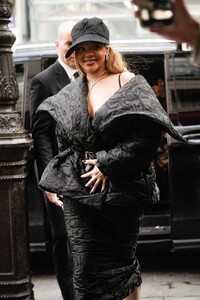 Rihanna---Arriving-at-Siena-restaurant-during-Paris-Fashion-Week-02.jpg