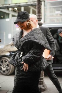 Rihanna---Arriving-at-Siena-restaurant-during-Paris-Fashion-Week-03.jpg