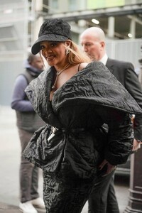 Rihanna---Arriving-at-Siena-restaurant-during-Paris-Fashion-Week-04.jpg