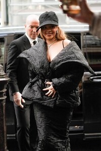 Rihanna---Arriving-at-Siena-restaurant-during-Paris-Fashion-Week-09.jpg