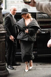 Rihanna---Arriving-at-Siena-restaurant-during-Paris-Fashion-Week-11.jpg