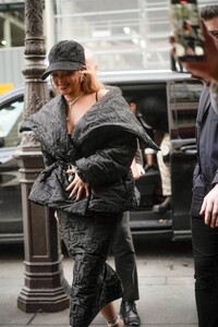 Rihanna---Arriving-at-Siena-restaurant-during-Paris-Fashion-Week-16.jpg