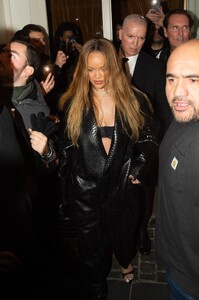 Rihanna---Exits-the-siena-restaurant-in-Paris-01.jpg