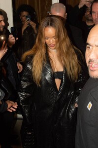 Rihanna---Exits-the-siena-restaurant-in-Paris-02.jpg
