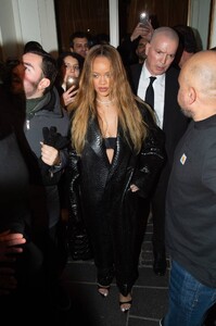 Rihanna---Exits-the-siena-restaurant-in-Paris-04.jpg