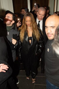 Rihanna---Exits-the-siena-restaurant-in-Paris-05.jpg