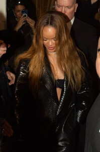 Rihanna---Exits-the-siena-restaurant-in-Paris-07.jpg