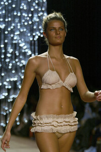 RosaCha2006WomenRTW2.thumb.jpg.68125a5b902afc0f209a53d3d2feaa3c.jpg