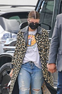Sofia-Richie---Seen-while-heading-to-lunch-in-Beverly-Hills-06.jpg