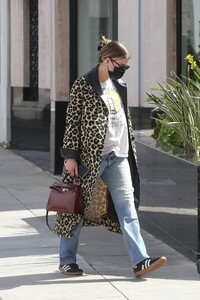 Sofia-Richie---Seen-while-heading-to-lunch-in-Beverly-Hills-07.jpg