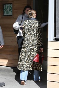 Sofia-Richie---Seen-while-heading-to-lunch-in-Beverly-Hills-08.jpg