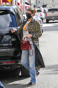 Sofia-Richie---Seen-while-heading-to-lunch-in-Beverly-Hills-09.jpg