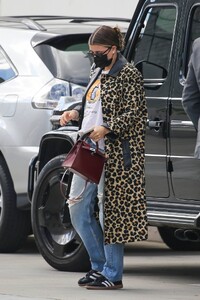 Sofia-Richie---Seen-while-heading-to-lunch-in-Beverly-Hills-28.jpg